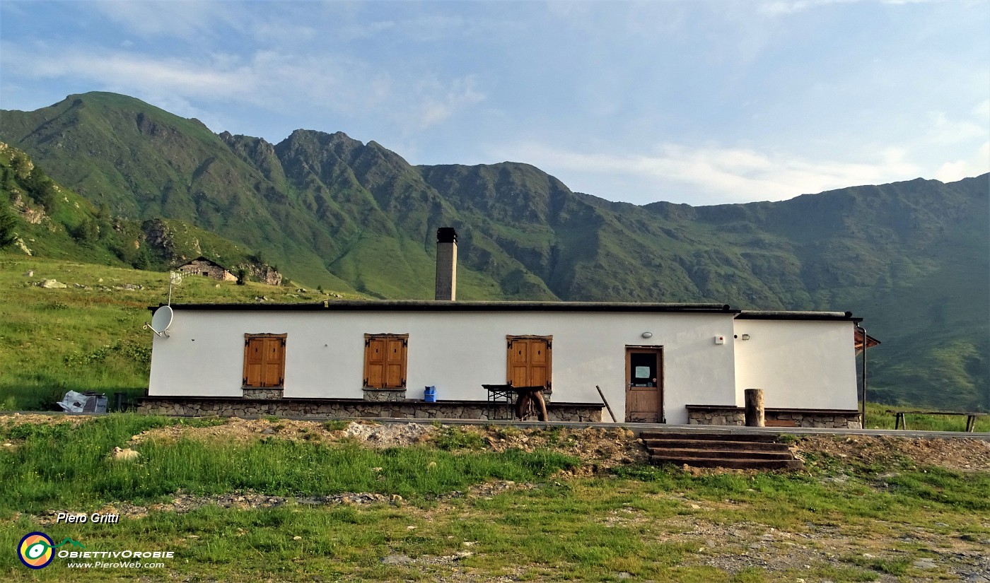 08 Partenza dalla Baita del Camoscio (1750 m) chiusa dallo scorso anno.JPG -                                